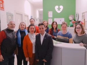 Parte de la plantillad de profesionales de Bona Gent, preparados para acudir a la 2º Edición de premios del Ayutnamiento de Valenica "Implicate en lapromoción de personas con discapacidad intelectual" entre los qeu están la presidenta y el ordenanza de la asociación quienes van a recoger el reconocimiento