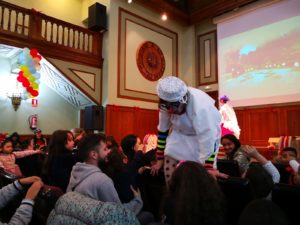 Animación para los niños y las niñas de la fiesta de Reyes de la asociación Amigos de la calle.