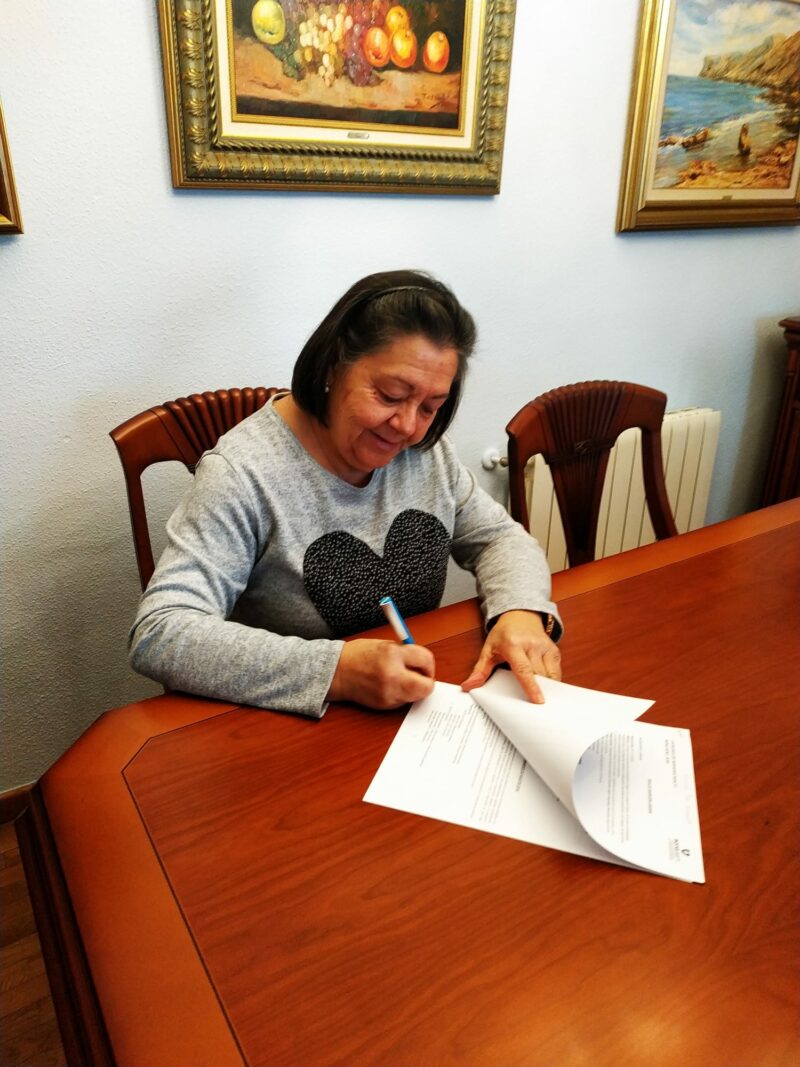 La presidenta de Bona Gent a.p.d.i firmando el convenio Incorpora 2021